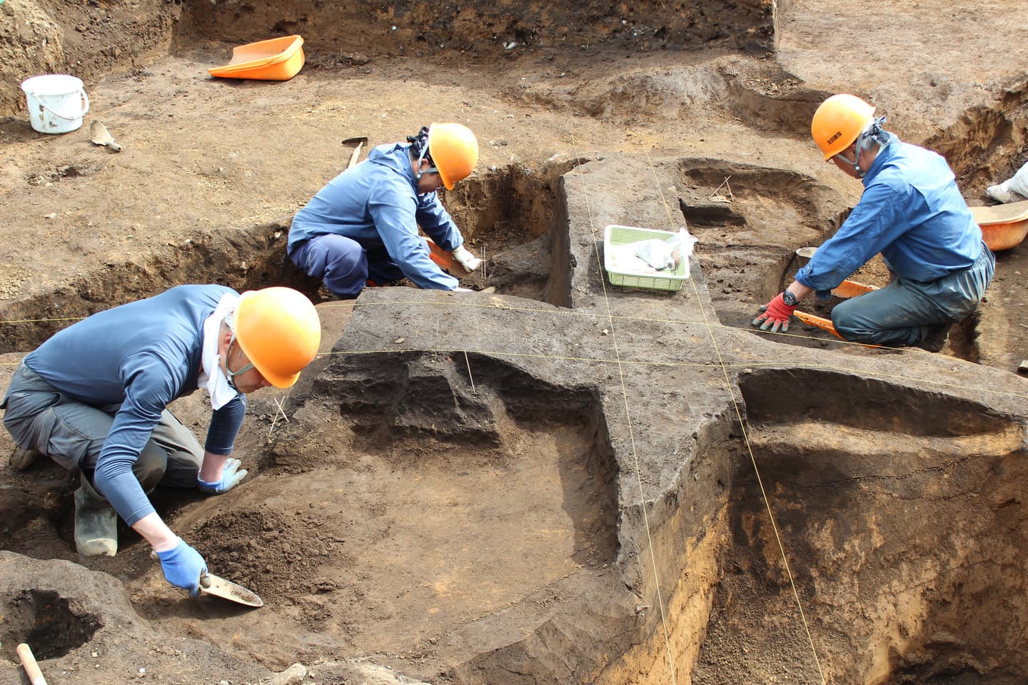 住居跡発掘作業